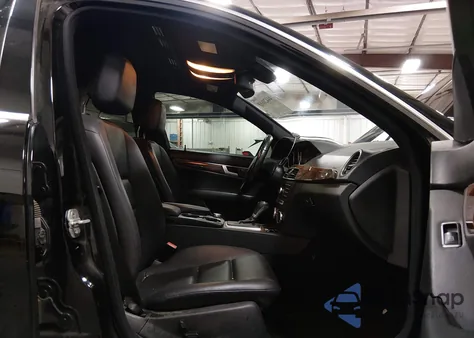 2012 Mercedes-Benz C 300 Sport 4Matic z USA, uszkodzony, nr VIN WDDGF8BB9CA721934